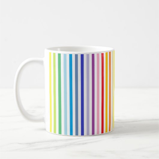 Vertikaler breiterer Spektrum-Regenbogen und Kaffeetasse (Links)