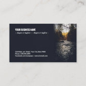 Vertikaler Schuss eines Flusses zwischen Bäumen in Visitenkarte (Rückseite)