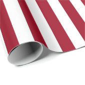 Vertikales Burgund und weiße Streifen Geschenkpapier (Rolleneckpunkt)