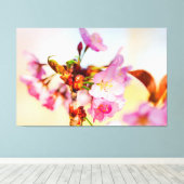 Vertikales Cluster von Sakura-Blume im Garten Leinwanddruck (Insitu (Holzboden))