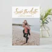 Vertikales Foto mit Goldhandschrift Save the Date Ankündigung (Stehend Vorderseite)