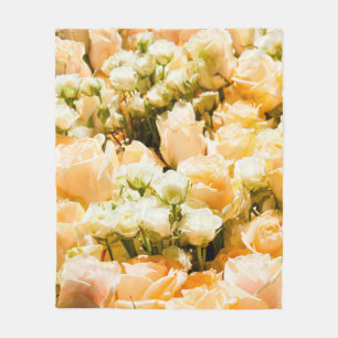Vertikales Muster weißer Rosen. Jubiläum, hinten Fleecedecke