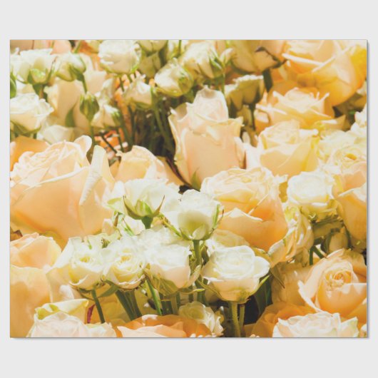 Vertikales Muster weißer Rosen. Jubiläum, hinten Geschenkpapier (Flach)