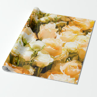 Vertikales Muster weißer Rosen. Jubiläum, hinten Geschenkpapier