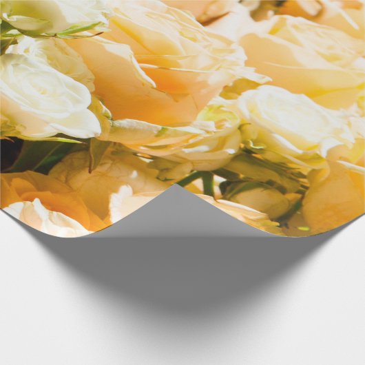Vertikales Muster weißer Rosen. Jubiläum, hinten Geschenkpapier (Ecke)