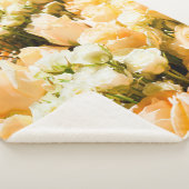 Vertikales Muster weißer Rosen. Jubiläum, hinten Sherpadecke (3/4)