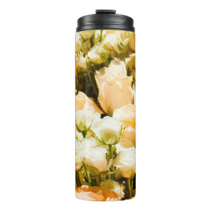 Vertikales Muster weißer Rosen. Jubiläum Thermosbecher