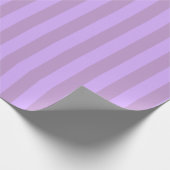 Vertikales Streifenmuster in Lilac Lila Geschenkpapier (Ecke)
