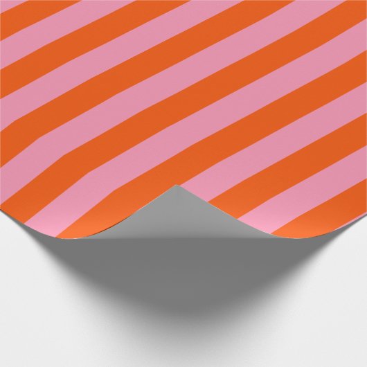 Vertikales Streifenmuster in Rot Orange und Rosa Geschenkpapier (Ecke)