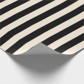 Vertikales Streifenmuster in Schwarz und Creme Geschenkpapier (Ecke)