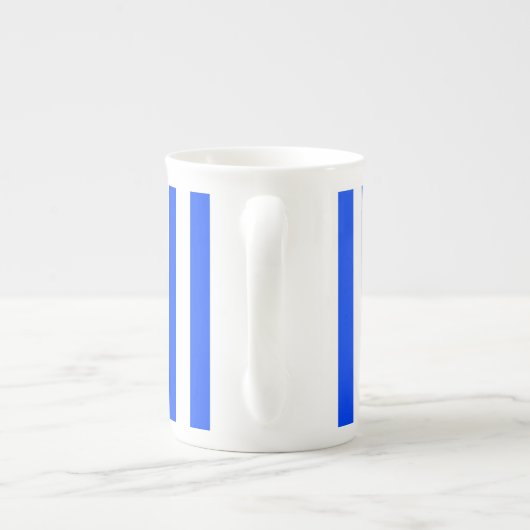 Vertikales Stricksegler Blau- und Weißmuster Porzellantasse (Rückseite)