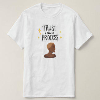 "Vertrau dem Prozess" T-Shirt mit natürlichem Haar