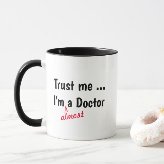 Vertrau mir, ich bin fast Doktor Tasse - Medizinis (Mit Donut)
