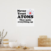 Vertraue Atomen nie Poster (Küche)