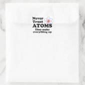 Vertraue Atomen nie Quadratischer Aufkleber (Tasche)