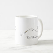 Vertraue dem Prozess Minimalistische Kaffeetasse (VorderseiteRechts)