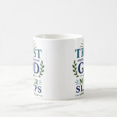 Vertraue Gott, der niemals schläft Ästhetischer Ch Kaffeetasse (Mittel)