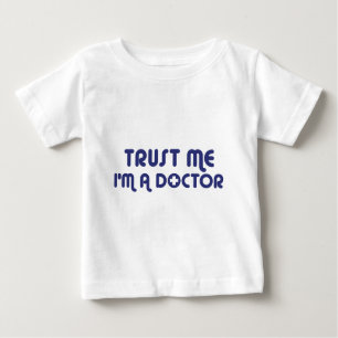 Vertraue mir, dass ich Arzt bin Baby T-shirt