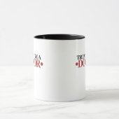 Vertraue mir, dass ich Arzt bin Tasse (Zentrum)