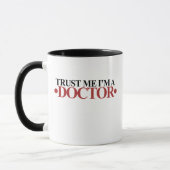 Vertraue mir, dass ich Arzt bin Tasse (Links)