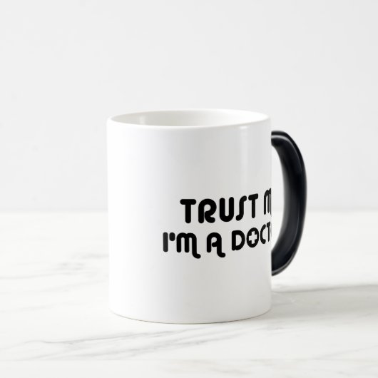 Vertraue mir, dass ich Arzt bin Verwandlungstasse (VorderseiteRechts)