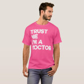Vertraue mir, dass ich ein Doktor-Funny Text bin T-Shirt (Vorne ganz)