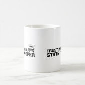 Vertraue mir, dass ich ein Staat-Trooper bin Kaffeetasse (Mittel)