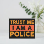Vertraue mir, dass ich eine Polizei bin Postkarte (Stehend Vorderseite)