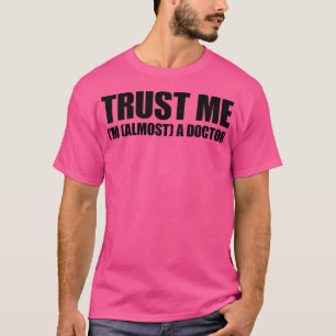 Vertraue mir, dass ich fast Arzt bin T-Shirt