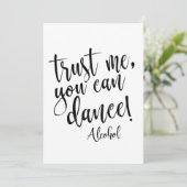 Vertraue mir, du kannst erschwingliches Hochzeitsz Einladung (Stehend Vorderseite)
