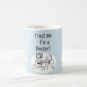 Vertraue mir - ich bin Arzt! Funny Cartoon Kaffeetasse (Mittel)