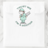 Vertraue mir, ich bin Arzt Quadratischer Aufkleber (Tasche)