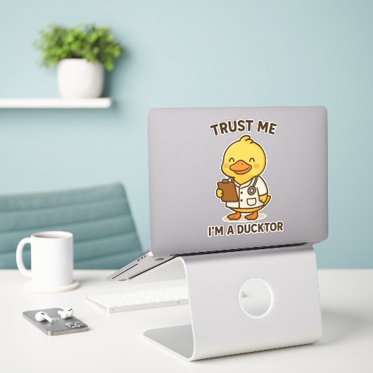 Vertraue mir, ich bin ein Ducktor Aufkleber (Laptop auf Schreibtisch)