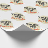 Vertraue mir! Ich bin ein Vogelbeobachter! Emblem Geschenkpapier (Ecke)