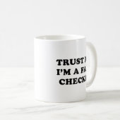 Vertraue mir, ich bin eine Schachbrett-Kaffee-Tass Kaffeetasse (VorderseiteRechts)