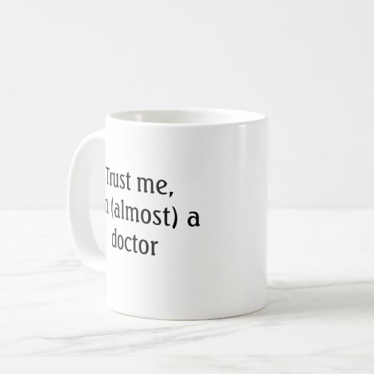 Vertraue mir, ich bin fast Arzt Kaffeetasse (Vorderseite Links)