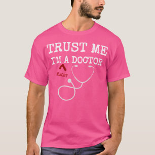 Vertraue mir, ich bin fast Doktor-Funny Medical St T-Shirt