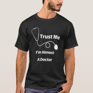 Vertraue mir, ich bin fast Doktor Funny Students T-Shirt