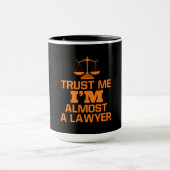 Vertraue mir, ich bin fast ein Anwalt Tasse (Zentrum)