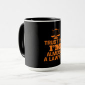 Vertraue mir, ich bin fast ein Anwalt Tasse (Vorderseite Links)