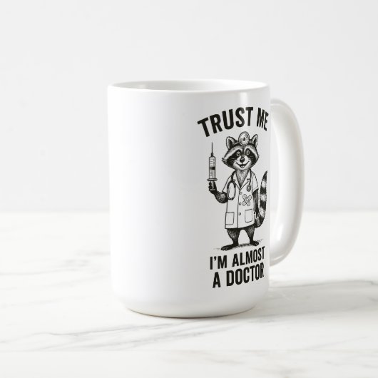 Vertraue mir, ich bin fast ein Arzt - Funny Raccoo Kaffeetasse (VorderseiteRechts)