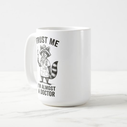 Vertraue mir, ich bin fast ein Arzt - Funny Raccoo Kaffeetasse (Vorderseite Links)