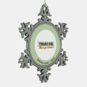 Vertraue mir! Ich bin Gärtner! Schneeflocken Zinn-Ornament (Links)