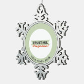 Vertraue mir! Ich bin Gärtner! Schneeflocken Zinn-Ornament (Rechts)