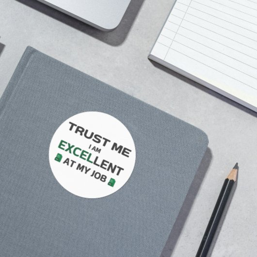 Vertraue mir, ich bin hervorragend bei meiner Arbe Runder Aufkleber