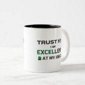 Vertraue mir, ich bin hervorragend bei meiner Arbe Zweifarbige Tasse (VorderseiteRechts)