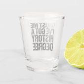 Vertraue mir, ich habe einen Geschichtsstudium an Schnapsglas (Rückseite)