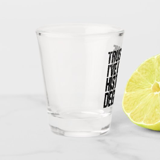 Vertraue mir, ich habe einen Geschichtsstudium an Schnapsglas (Links)