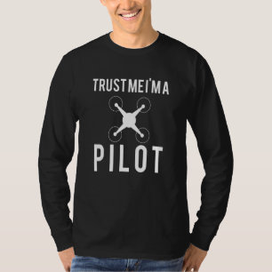 Vertraue mir im Drohnenpilot T-Shirt