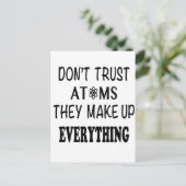 Vertraue nicht Atoms, die alles erfinden Postkarte (Stehend Vorderseite)